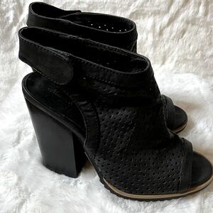 Opened toe black chunky booty